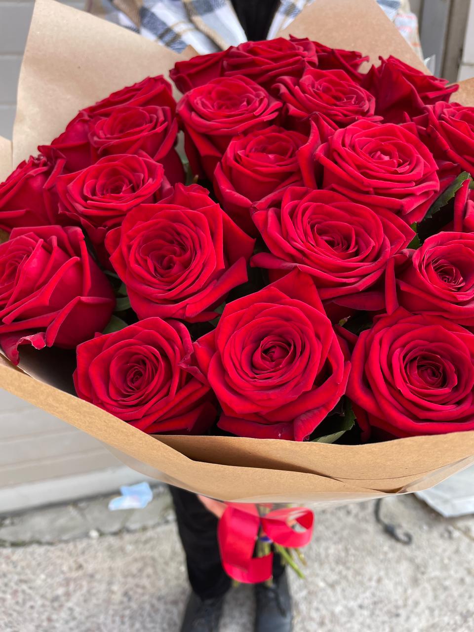 25 роз "Ред Наоми" в крафте