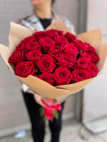 25 роз "Ред Наоми" в крафте - заказать цветы с доставкой в  Москве недорого - 8 500 ₽