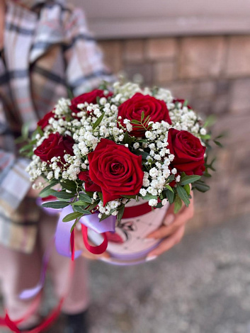 Шляпная коробка "Любовь и нежность" - заказать цветы с доставкой в  Москве недорого - 6 530 ₽